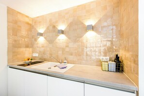 冰箱、炉灶、电热水壶、烤面包机