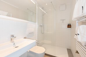Séchoir à cheveux, serviettes fournies, savon, shampooing