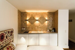 客房内保险箱、办公桌、熨斗/熨衣板、旅行婴儿床