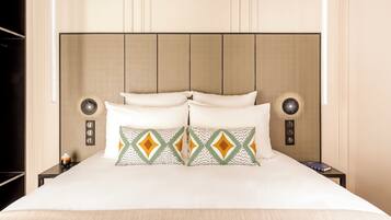 Apartment | Hypo-allergenic bedding, pillowtop beds, in-room safe