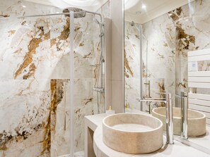 Bathroom - Merveil Luxury Suite - Bvd Saint Denis (Paris)