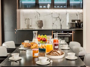 Daily local cuisine breakfast for a fee - Merveil Luxury Suite - Bvd Saint Denis (Paris)