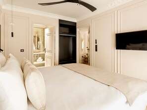 Apartment | Hypo-allergenic bedding, pillowtop beds, in-room safe - Merveil Luxury Suite - Bvd Saint Denis (Paris)