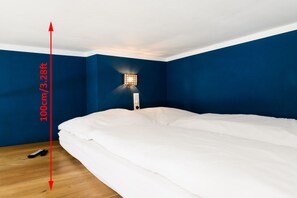 Zimmersafe, Schreibtisch, Bügeleisen/Bügelbrett, Reisekinderbett