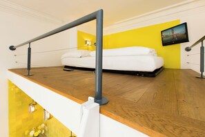 1 chambre, coffre-fort, bureau, fer et planche à repasser