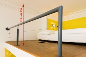 1 bedroom, in-room safe, desk, iron/ironing board - Spacious studio apartment with sleeping gallery (Köln)