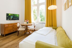 1 Schlafzimmer, Zimmersafe, Schreibtisch, Bügeleisen/Bügelbrett