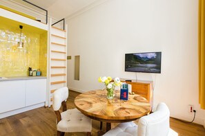 Dining - Spacious studio apartment with sleeping gallery (Köln)