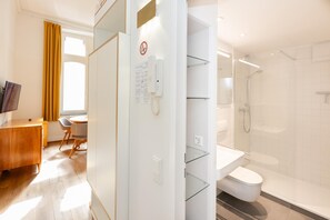 Douche, séchoir à cheveux, serviettes fournies, savon