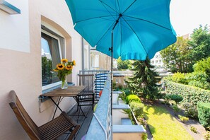 Outdoor dining - Maisonette with sunny balcony facing the quiet garden courtyard (Köln)
