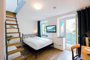 1 sovrum, värdeförvaringsskåp på rummet och skrivbord