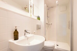 Haartrockner, Handtücher, Seife, Shampoo