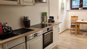 Køleskab, mikrobølgeovn, ovn, kogeplade