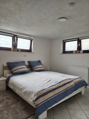 1 habitación, tabla de planchar con plancha, wifi y ropa de cama 