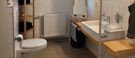 Een douche, een haardroger, handdoeken