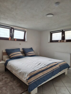 Iron/ironing board, WiFi, bed sheets