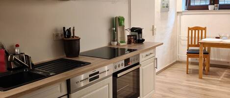 Køleskab, mikrobølgeovn, ovn, kogeplade