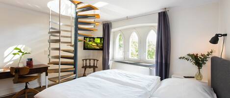 8 chambres, coffres-forts dans les chambres, bureau