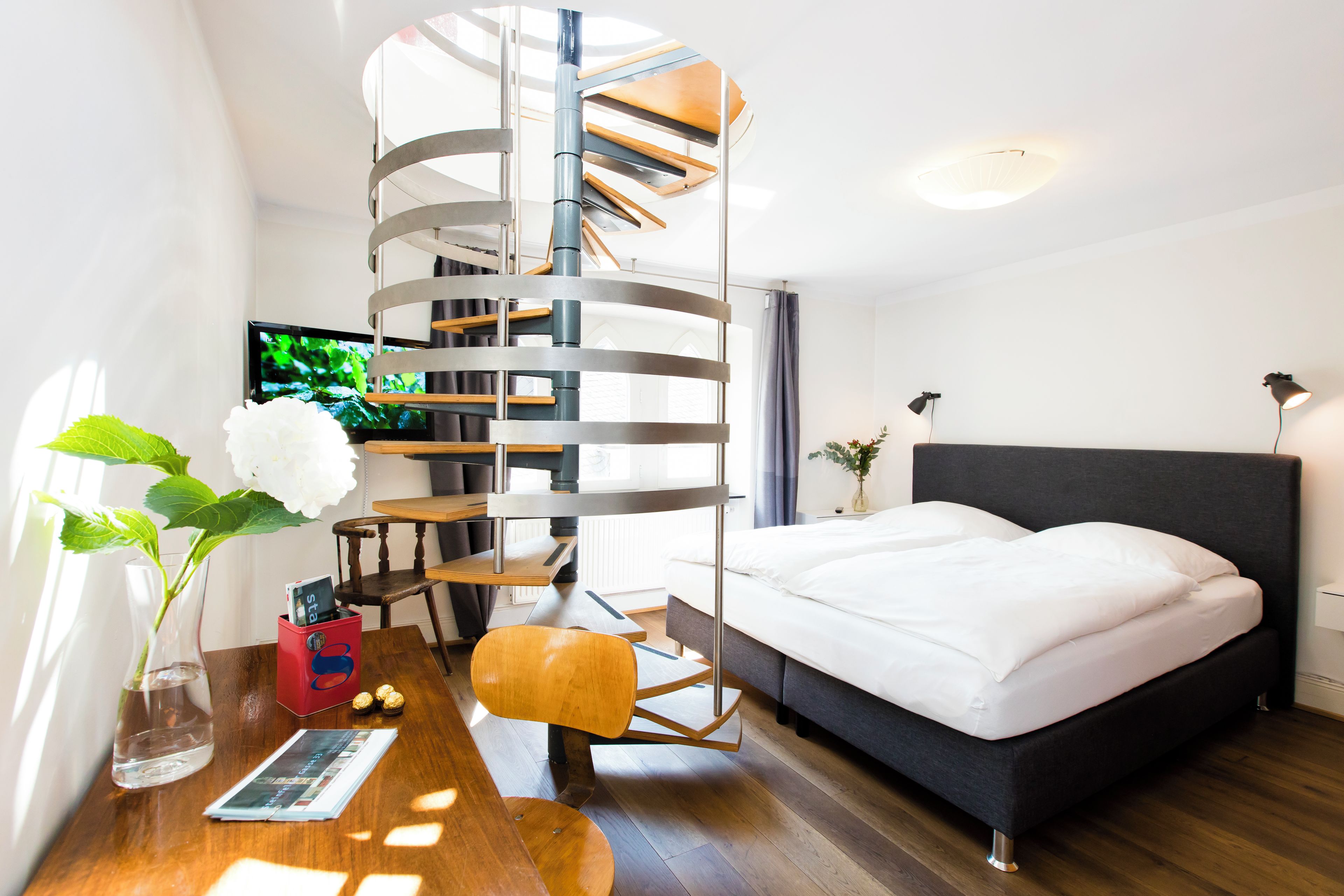 8 bedrooms, in-room safe, desk, iron/ironing board