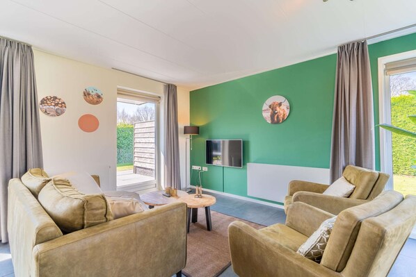 Bungalow | Living room | Fireplace