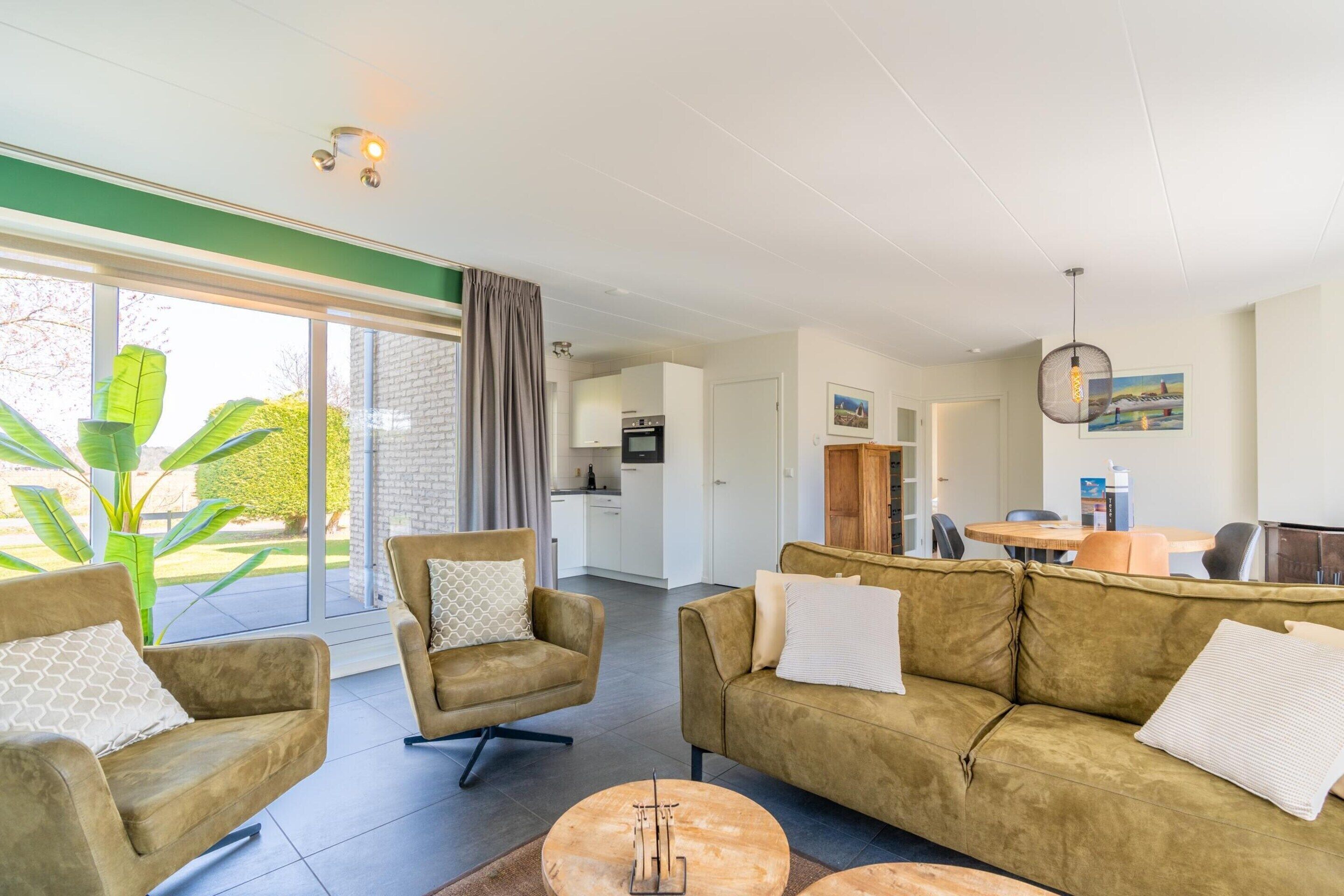 Bungalow | Living room | Fireplace