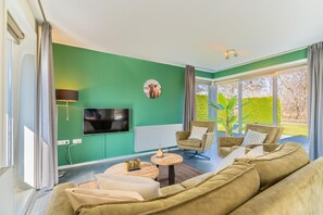 Bungalow | Living room | Fireplace