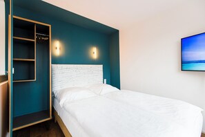 In-room safe, desk, iron/ironing board, free WiFi - Small studio apartment with a view over Cologne (Köln)