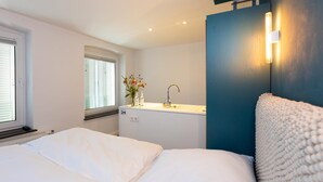 In-room safe, desk, iron/ironing board, WiFi (free) - Small studio apartment with a view over Cologne (Köln)