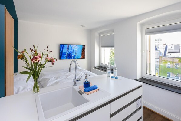 In-room safe, desk, iron/ironing board, free WiFi - Small studio apartment with a view over Cologne (Köln)