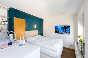 In-room safe, desk, iron/ironing board, free WiFi - Small studio apartment with a view over Cologne (Köln)
