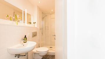 Dusche, Haartrockner, Handtücher, Seife