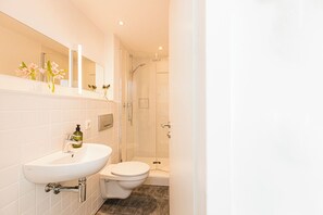 Dusche, Haartrockner, Handtücher, Seife