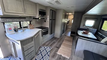 Kühlschrank, Mikrowelle, Ofen, Herdplatte