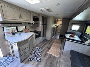 Een koelkast, een microgolfoven, een oven, een kookplaat