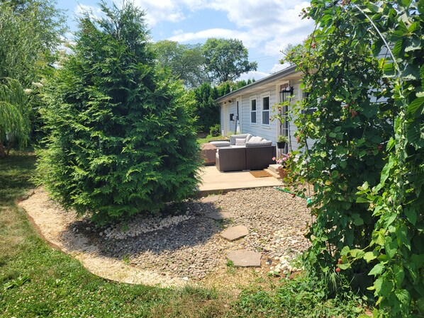 Property grounds - Quiet corner lot w/fruit trees & gardens! Just 10mins-Hershey, 25mins-Hburg! (Palmyra)