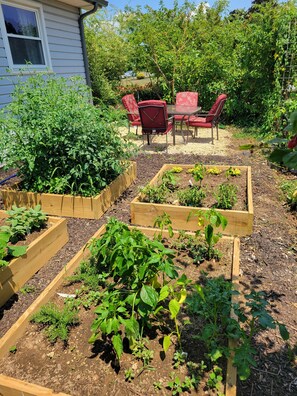 Outdoor dining - Quiet corner lot w/fruit trees & gardens! Just 10mins-Hershey, 25mins-Hburg! (Palmyra)