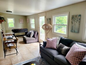 TV - Quiet corner lot w/fruit trees & gardens! Just 10mins-Hershey, 25mins-Hburg! (Palmyra)