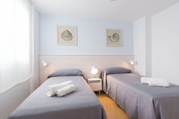 2 chambres, fer et planche à repasser, accès Internet, draps fournis