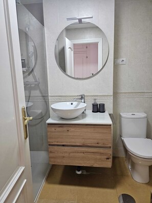 Douche, sèche-cheveux, bidet, serviettes fournies