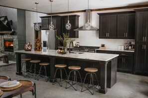 Mikrobølgeovn, ovn, kokeplater og oppvaskmaskin