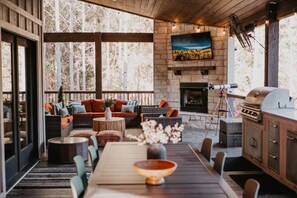 Outdoor dining - Movie under Stars, Heated Pool, Pickle ball, Slide (Broken Bow)