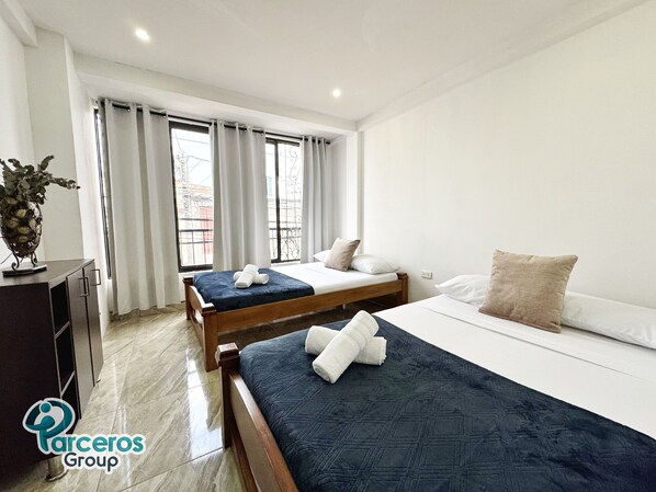 4 habitaciones, tabla de planchar con plancha, internet y ropa de cama