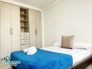 4 makuuhuonetta, silitysrauta/-lauta, ilmainen Wi-Fi, vuodevaatteet