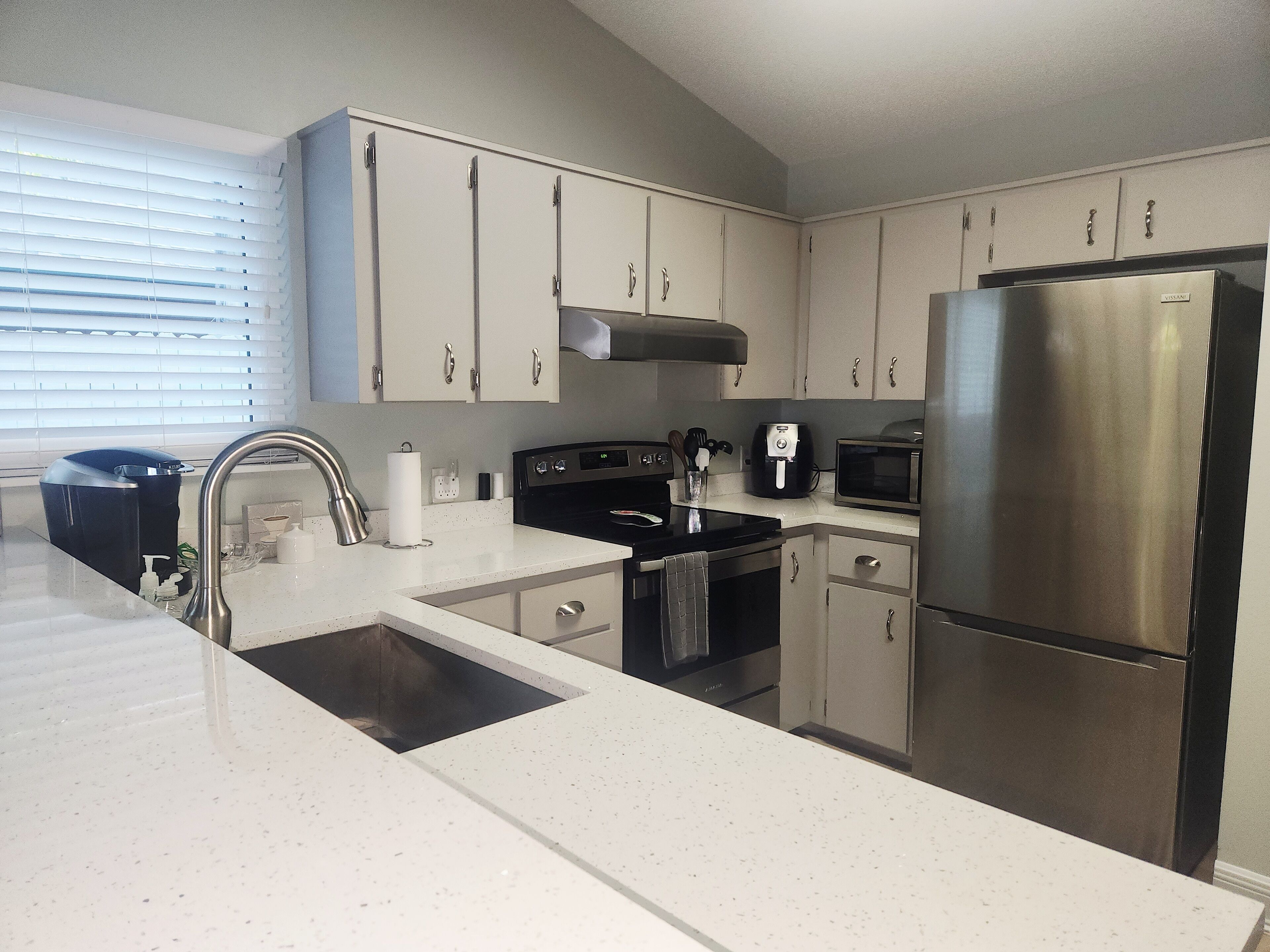 Jääkaappi, mikroaaltouuni, uuni, liesi