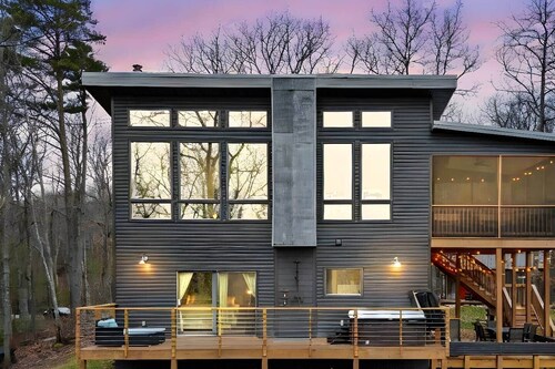 Treetop Cabin. Private & modern w/ hot tub & view