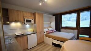Room - Apartment in Plagne Centre by Ski Slopes (La Plagne-Tarentaise)