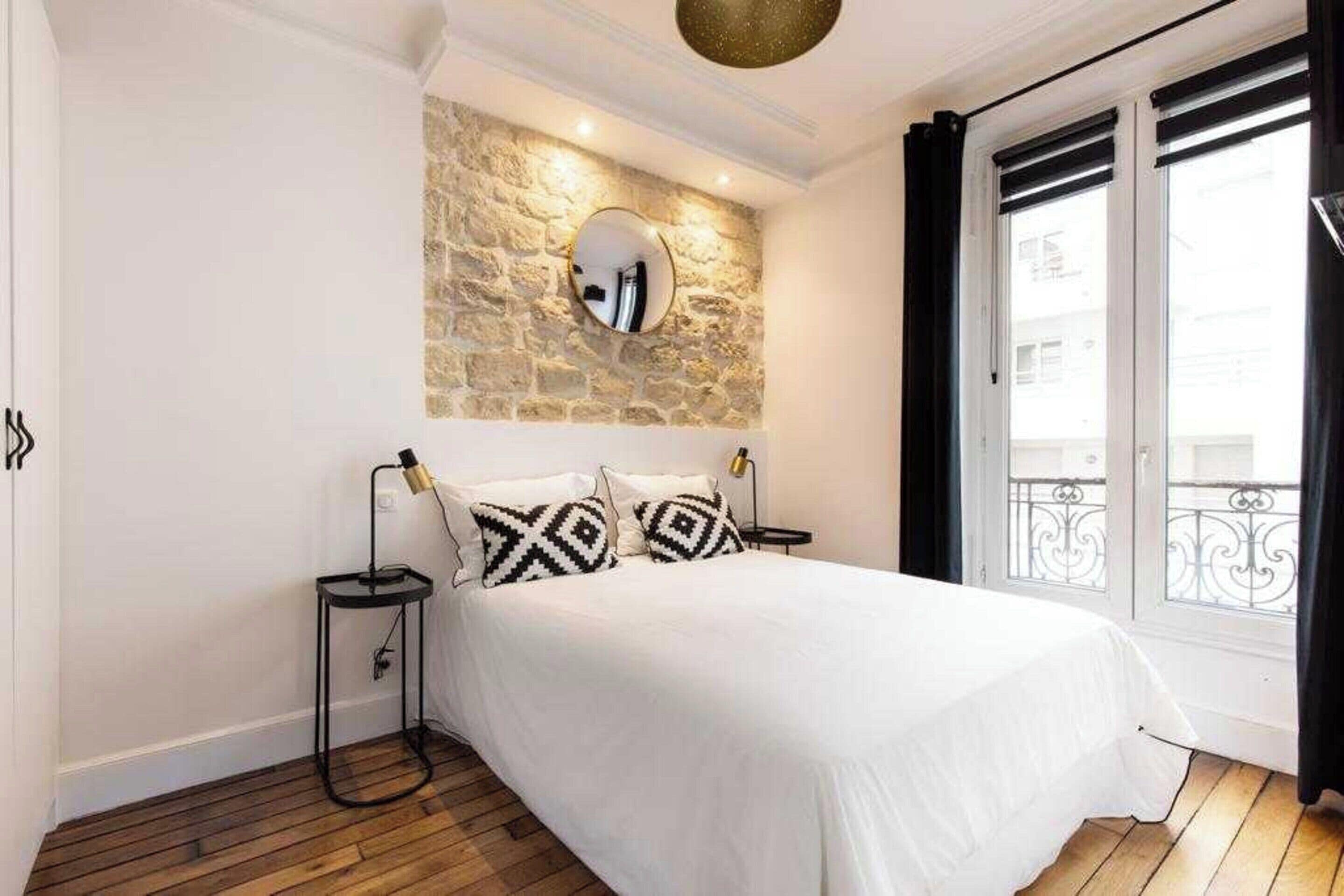 2 bedrooms, laptop workspace, iron/ironing board, bed sheets