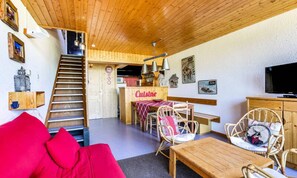 Living area - Pleasant 2-room Apartment for 7 People in Arc 1600 in a Residence With Outdoor Swimming Pool Close to the Slopes and Shops (Bourg-Saint-Maurice)
