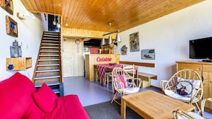 Living area - Pleasant 2-room Apartment for 7 People in Arc 1600 in a Residence With Outdoor Swimming Pool Close to the Slopes and Shops (Bourg-Saint-Maurice)