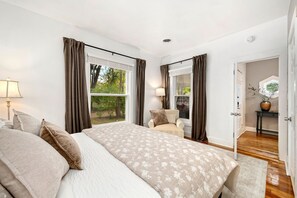 3 dormitorios, escritorio, tabla de planchar con plancha y cuna de viaje